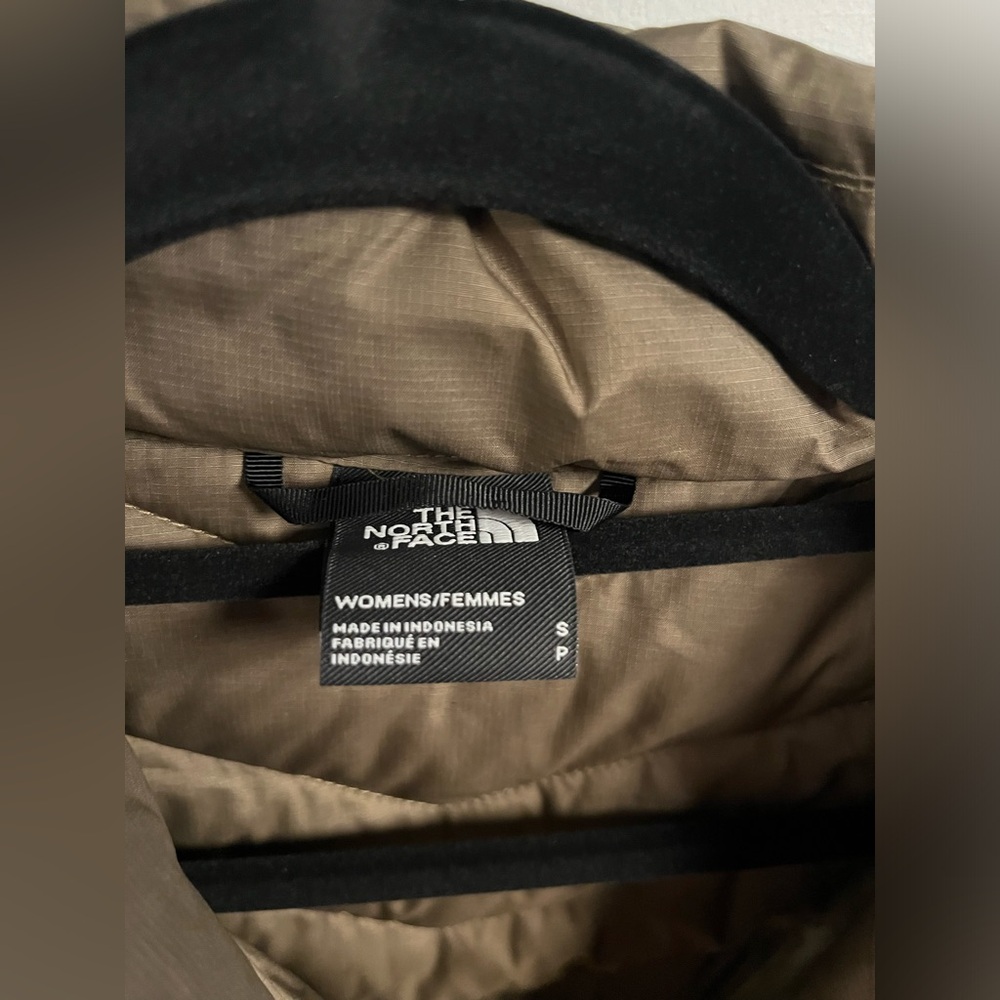 Khaki green puffer/down jacket The North Face for winter lightweight